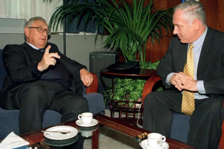 Henry Kissinger talks with Israeli Prime Minister Benjamin Netanyahu in 1999.