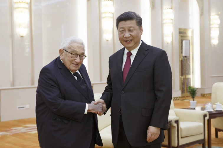 Henry Kissinger shakes hands with Chinese President Xi Jinping in 2018