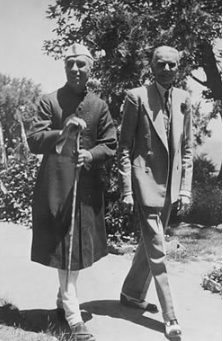 Nehru (left) and Jinnah walk together at Simla, 1946