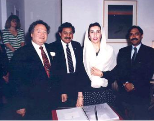 Bhutto with United States congressman Gary Ackerman at his office in Washington, c. 1990