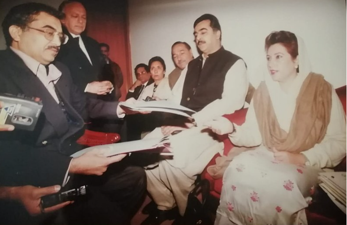 Benazir Bhutto handing over corruption references against Nawaz Sharif and Shehbaz Sharif to Abdul Jaleel, Director Special Enquiries at the Ehtesab Commission, Islamabad, 1997