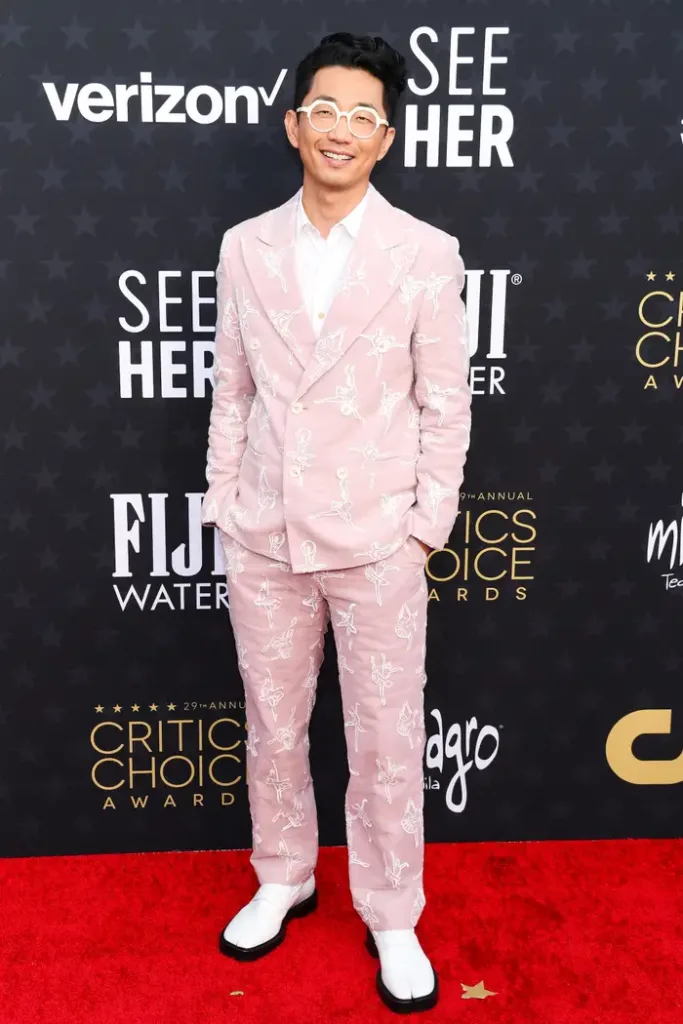 Lee Sung Jin's pink-and-white ensemble consisted of a suit