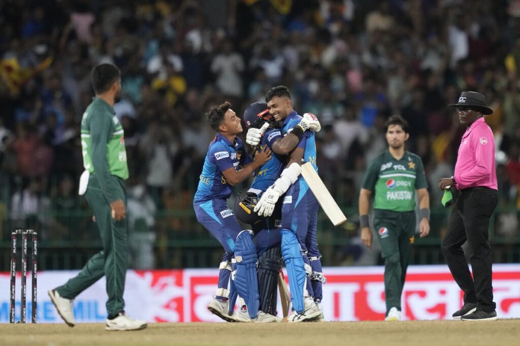 Sri Lanka beat Pakistan by two wickets