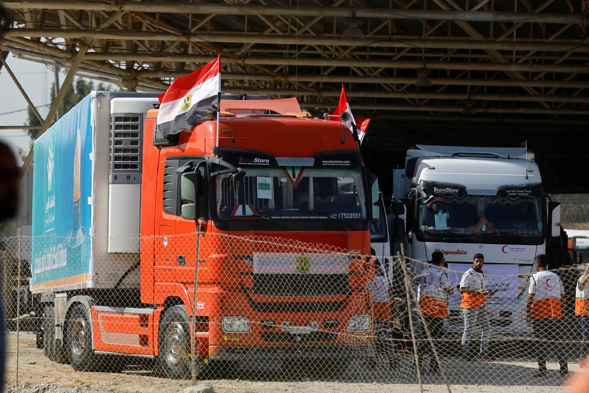 Trucks carrying aid arrive at the Palestinian side of the border with Egypt in Rafah in the southern Gaza Strip, Oct 21, 2023. [Photo/Agencies]