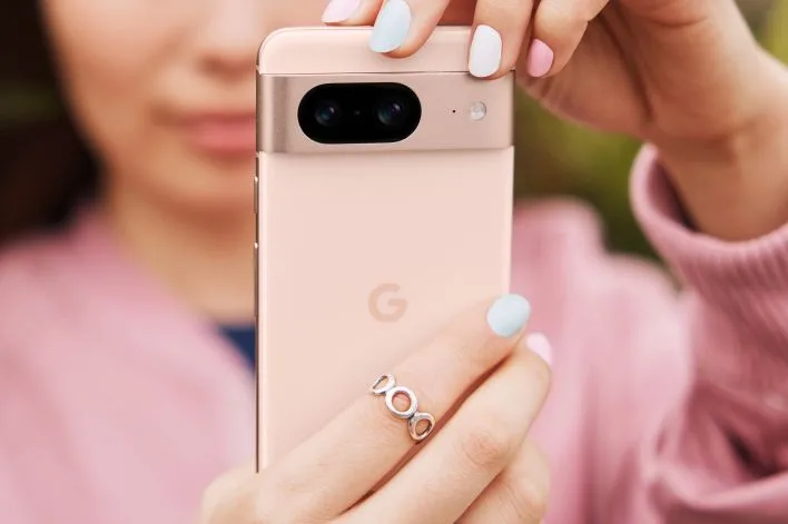 With the new Pixel 8, which is more akin to the iPhone, Google challenges Apple.