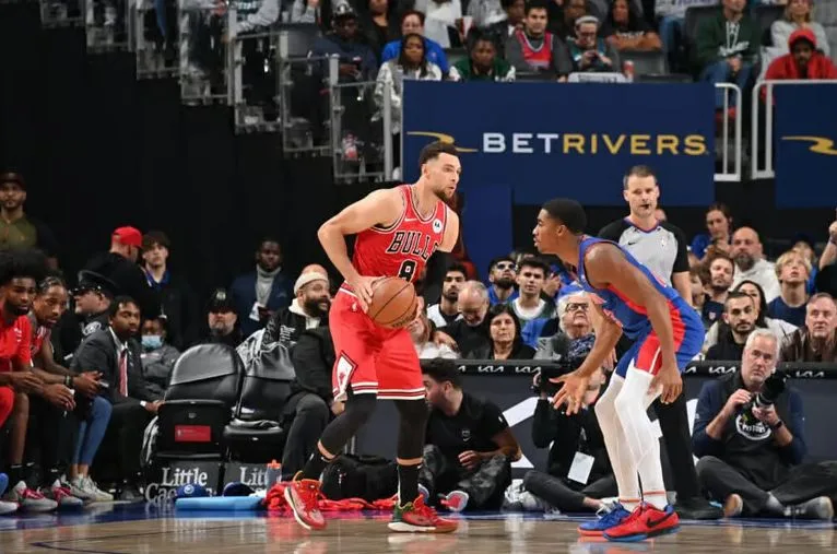 The Chicago Bulls beat the Raptors with the help of two official mistakes.