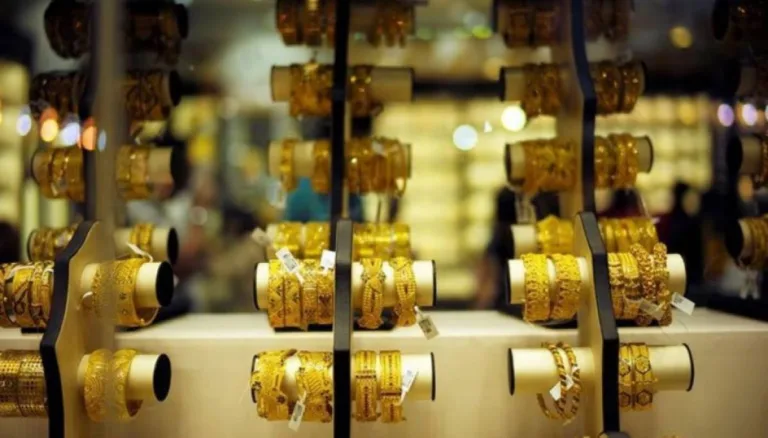 Pakistan gold prices fall but stay above Rs. 209,000 per tola.
