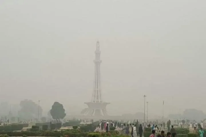 The AQI surpasses 400, making Lahore the most polluted city in the world.