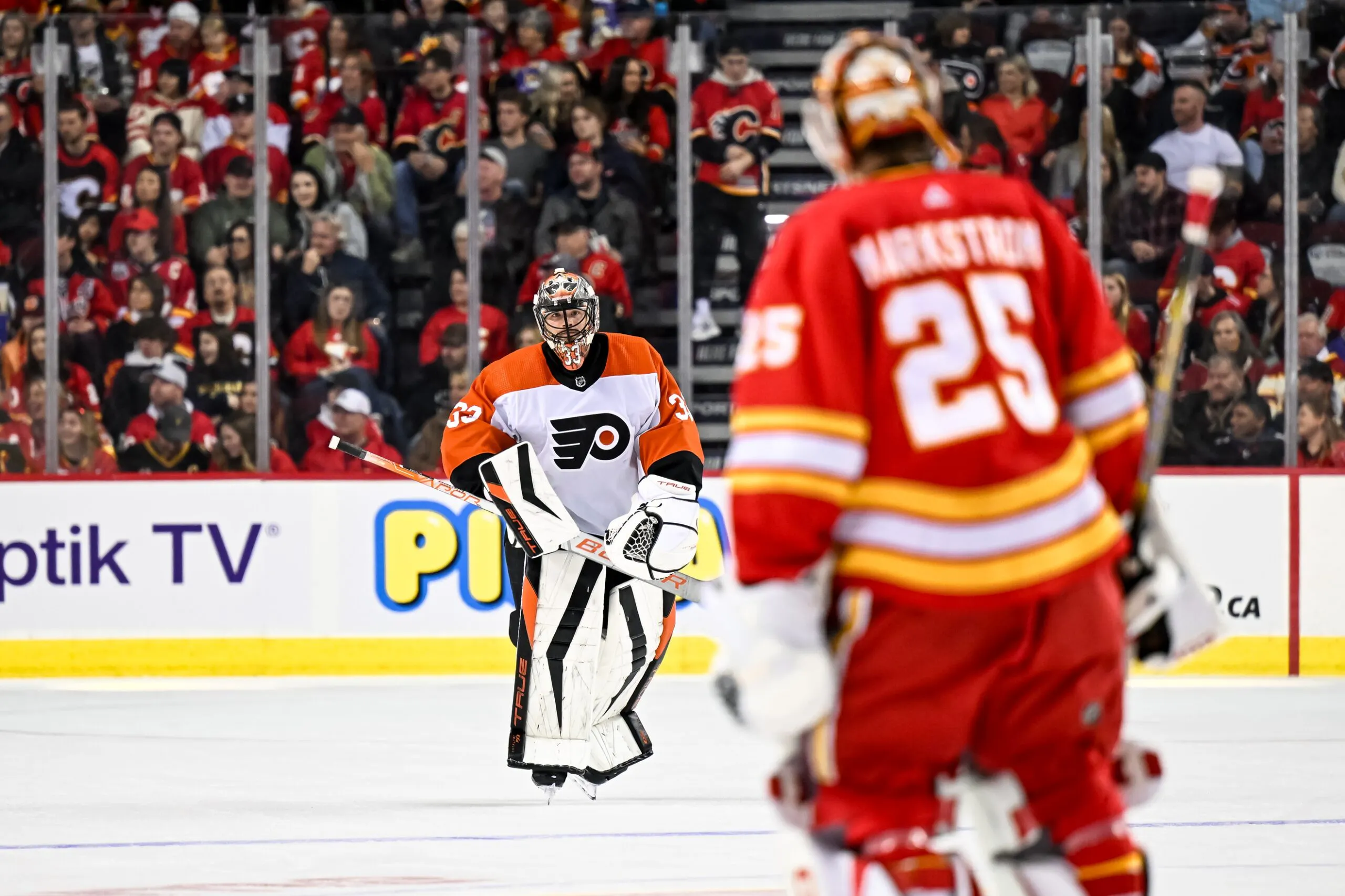 The Calgary Flames defeated the Philadelphia Flyers 4-3 to start the new year