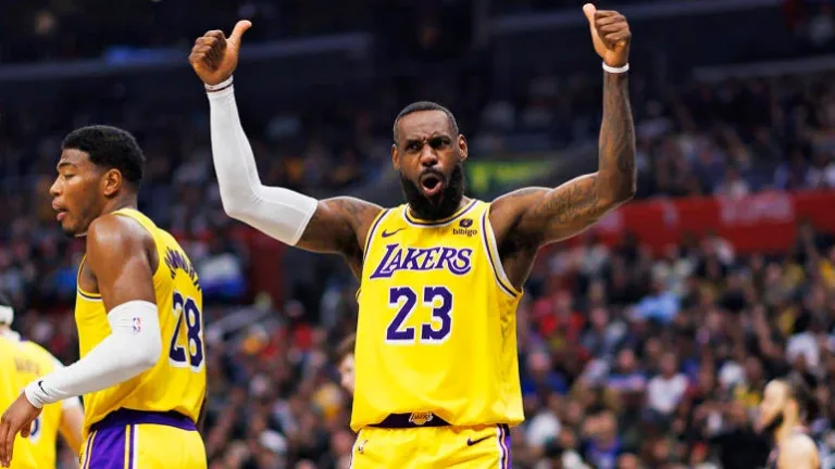 LeBron James outscores Clippers to help Lakers overcome 21-point deficit