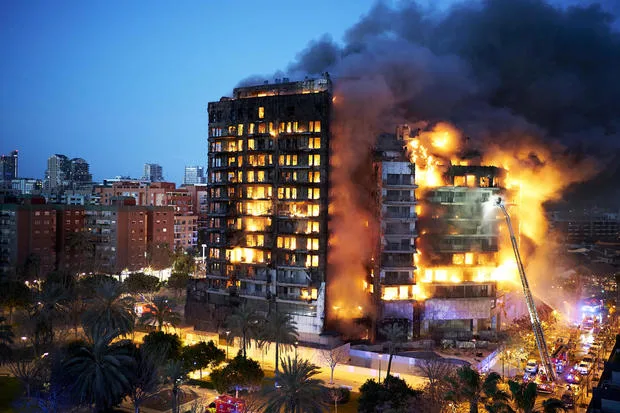 Official fire news in Spanish Four persons died in a Valencia apartment fire