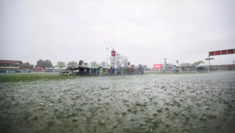 Weather ruins the Stawell Gift as Peter Bol drives in the rain