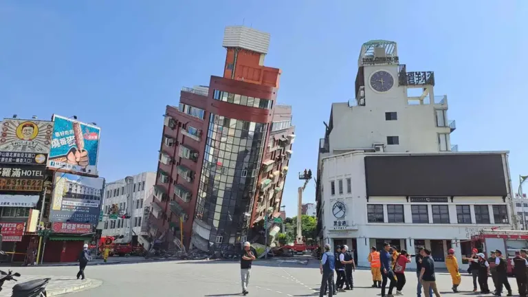 The 7.4-magnitude Taiwan earthquake injures and kills around 800 people